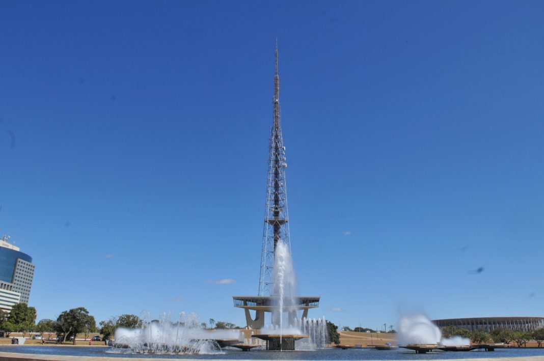 Torre de TV volta atrair famílias