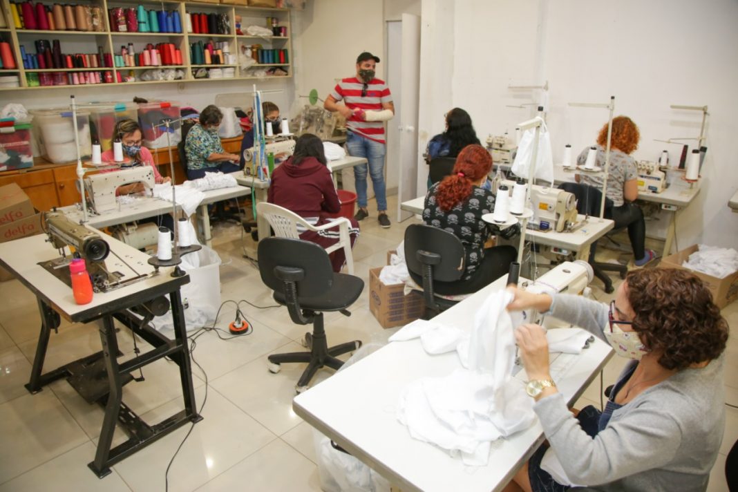 Além de proteger, distribuição de máscaras gera empregos Além de proteger, distribuição de máscaras gera empregos