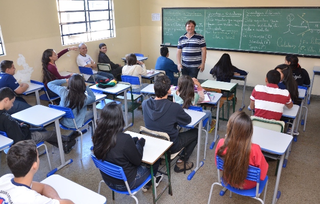 Alunos rede pública podem concorrer a bolsas no Ensino Médio Alunos rede pública podem concorrer a bolsas no Ensino Médio