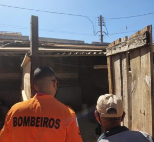 Bombeiros fiscalizam ferros-velhos em busca do Aedes aegypti Bombeiros fiscalizam ferros-velhos em busca do Aedes aegypti
