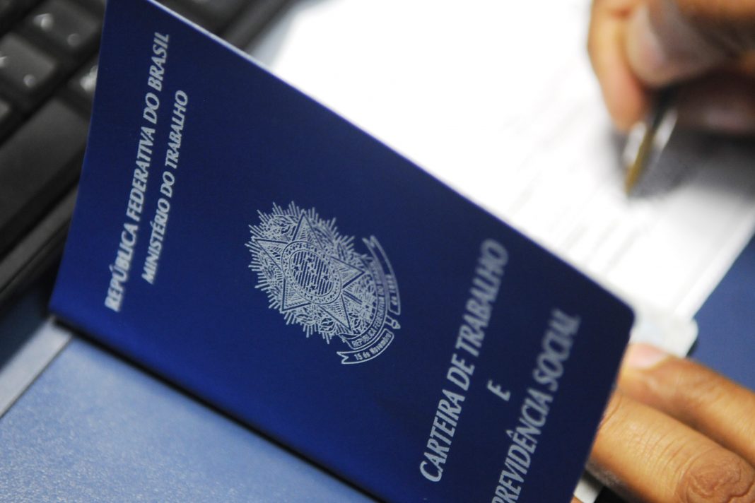 Vagas de emprego oferecem salários de até R$ 3,2 mil Vagas de emprego oferecem salários de até R$ 3,2 mil