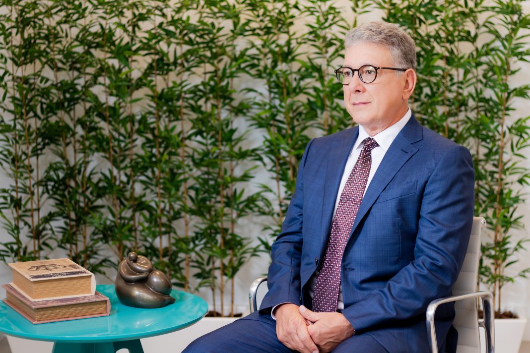 Médico psiquiatra discute os efeitos do discurso fique em casa e o papel de órgãos públicos durante a pandemia