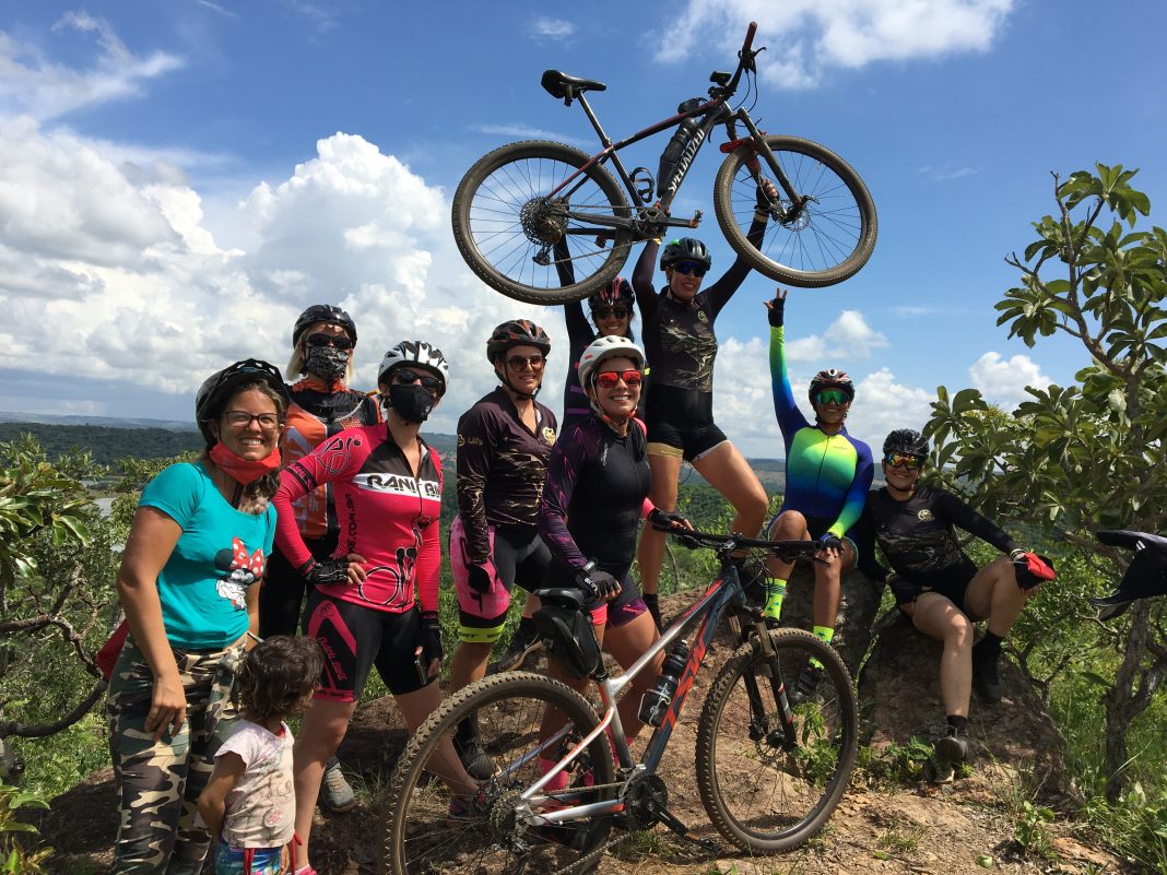 Amantes do ciclismo se reúnem às margens do Lago Corumbá IV