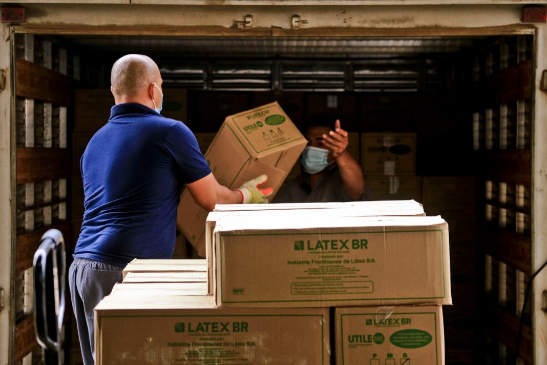 Saúde compra 2,4 milhões de luvas de procedimento