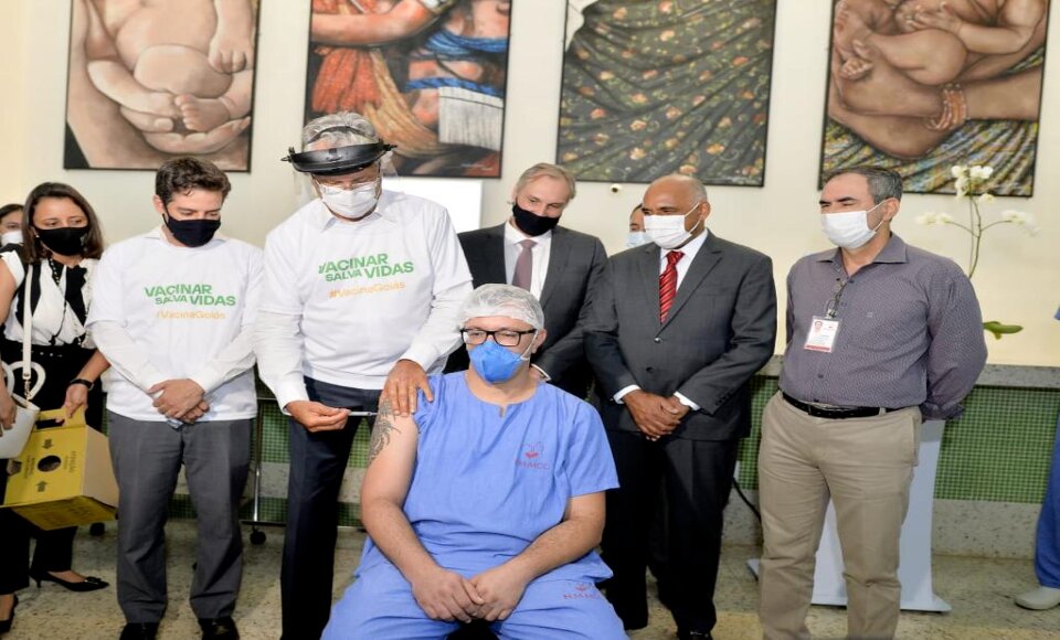 Durante vacinação, Caiado enaltece ciência e “tempo recorde” para liberação das vacinas Durante vacinação, Caiado enaltece ciência e “tempo recorde” para liberação das vacinas