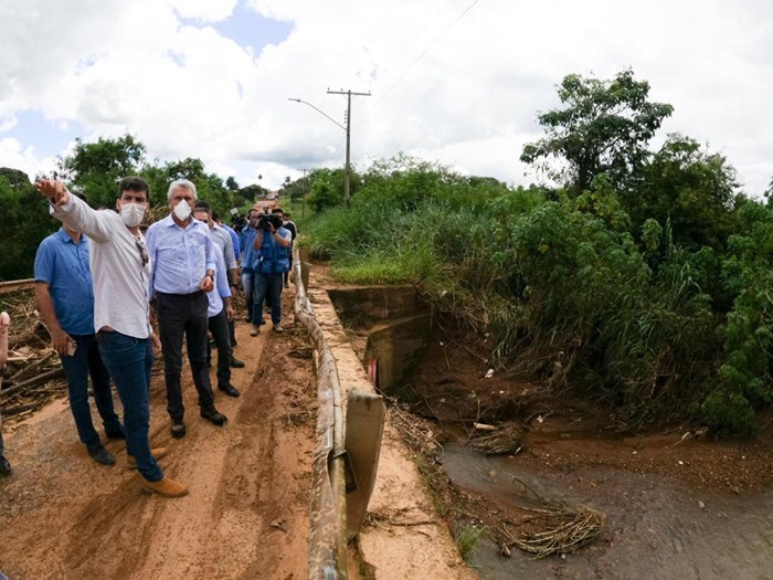 Em Luziânia, governador determina retomada da construção de ponte na GO-010 Em Luziânia, governador determina retomada da construção de ponte na GO-010