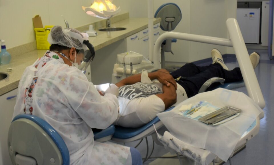 Parceria do Sesc com a Seds e Prefeitura de Goiânia leva atendimento bucal a mais de 300 pessoas em situação de rua