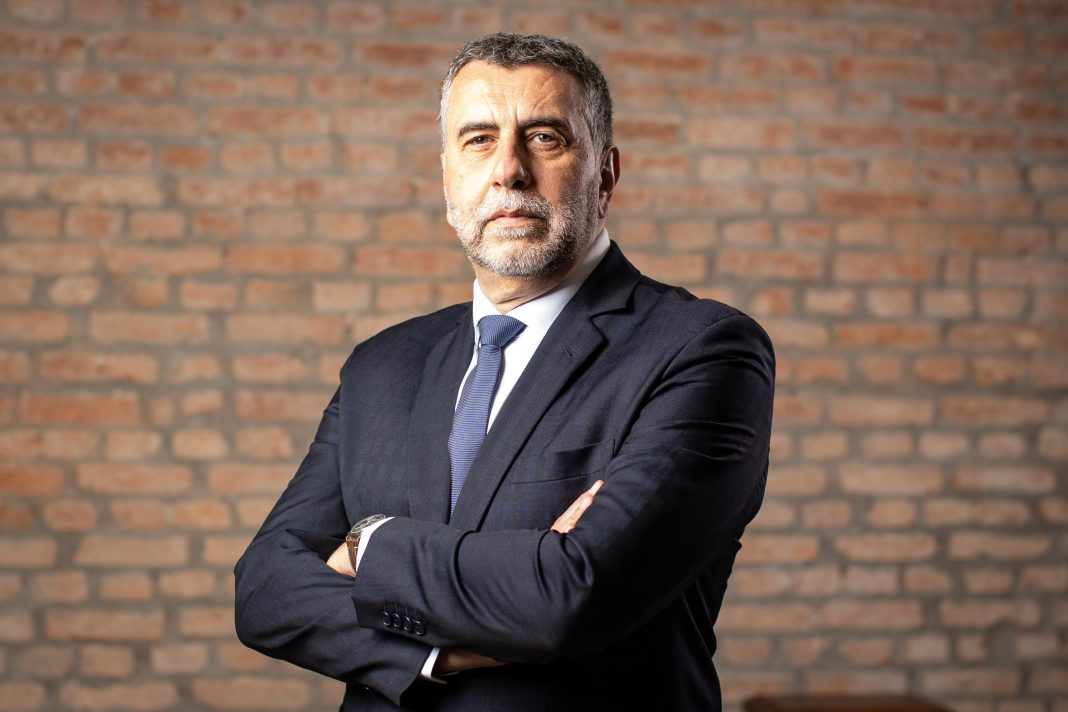 Profissionalizar a gestão é o caminho para a perenidade das empresas Profissionalizar a gestão é o caminho para a perenidade das empresas