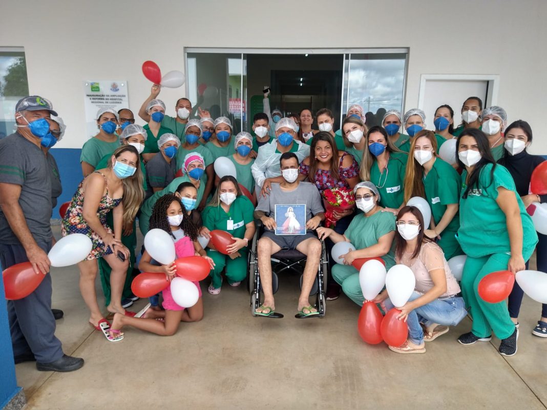 Mecânico pede a namorada em casamento depois de 39 dias internados no Hospital Regional de Luziânia Mecânico pede a namorada em casamento depois de 39 dias internados no Hospital Regional de Luziânia