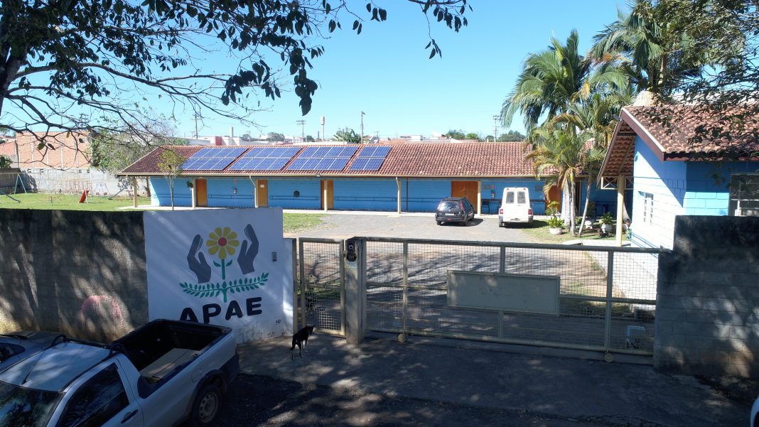 APAE economiza 90% de luz com energia solar APAE economiza 90% de luz com energia solar