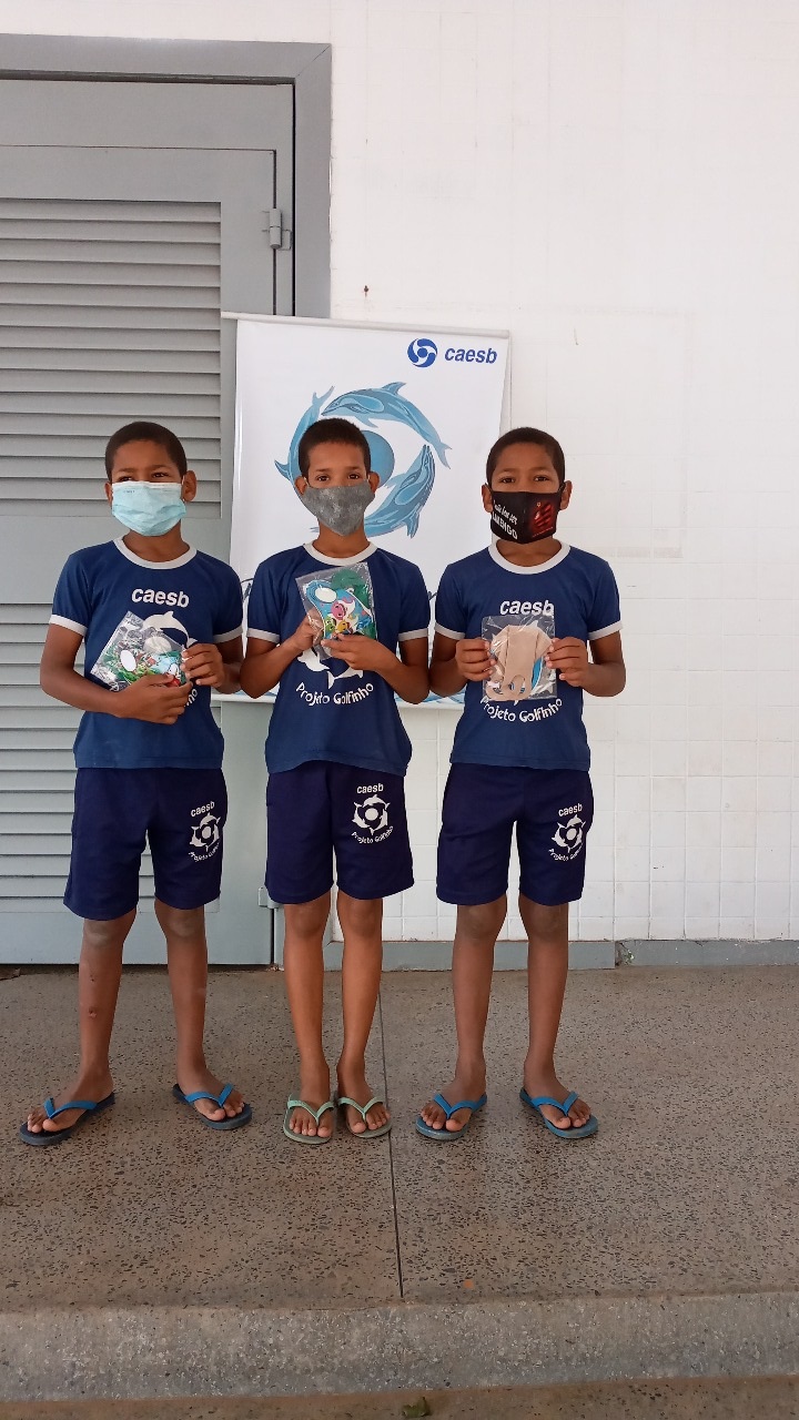 Caesb distribui máscaras para crianças do Projeto Golfinho