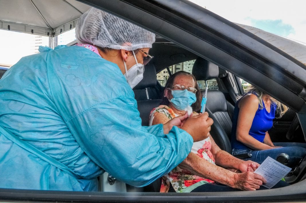 Cai pela metade as internações em UTI Covid de idosos com mais de 75 anos