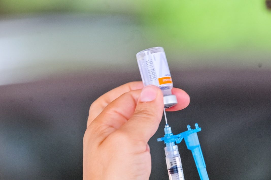 Drive-thrus recebem mais doses de vacina neste sábado (3)