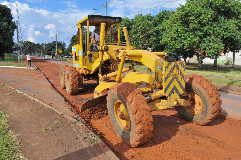 Avenida Paulo Hungria, no Gama, ganha asfalto novo Avenida Paulo Hungria, no Gama, ganha asfalto novo