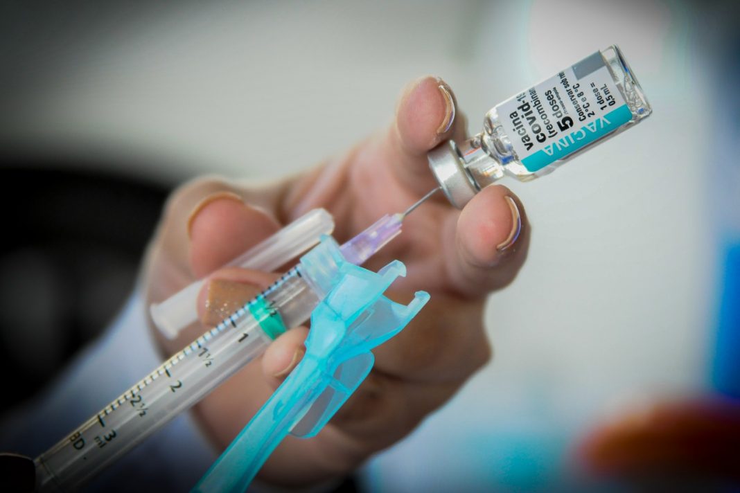 Saúde aplica 128 mil vacinas de primeira dose em uma semana e bate recorde Saúde aplica 128 mil vacinas de primeira dose em uma semana e bate recorde
