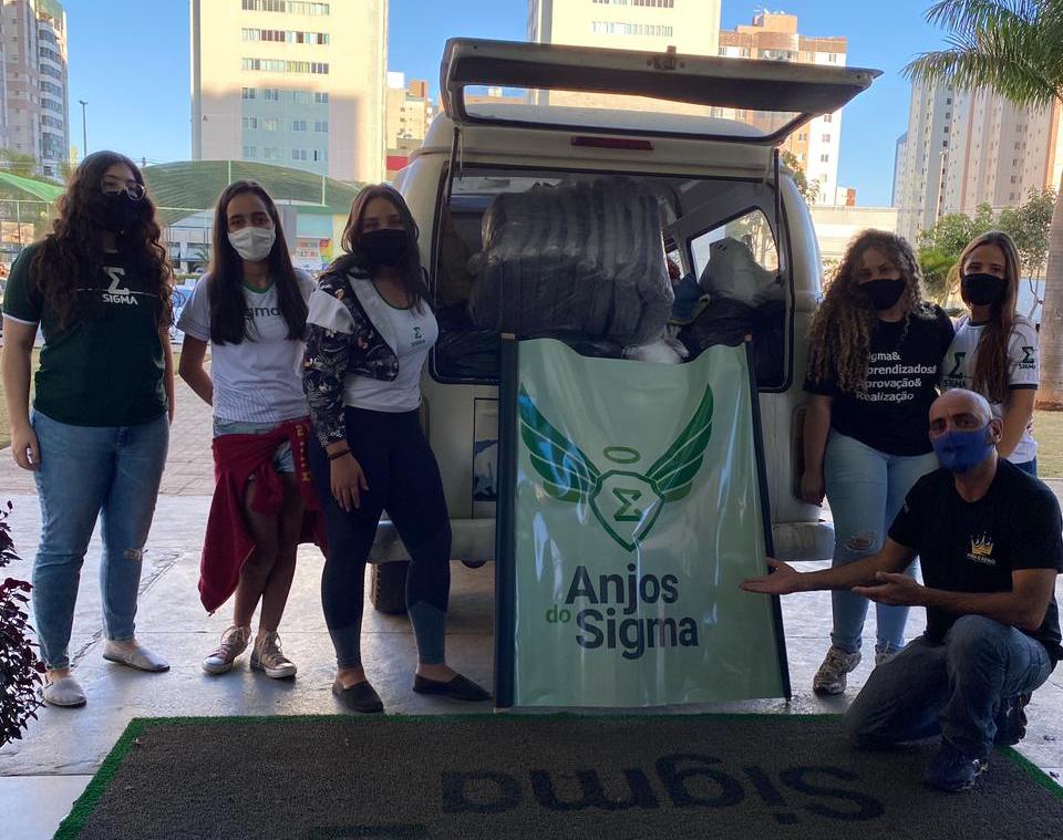 Jovens distribuem mais de 1500 peças de agasalhos e cobertores para aquecer população carente do DF Jovens distribuem mais de 1500 peças de agasalhos e cobertores para aquecer população carente do DF