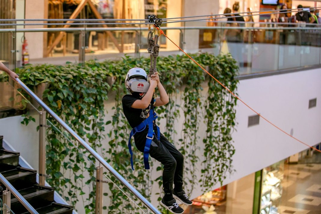 Aventura no alto: Brasília Shopping promove ação de férias com tirolesa Aventura no alto: Brasília Shopping promove ação de férias com tirolesa