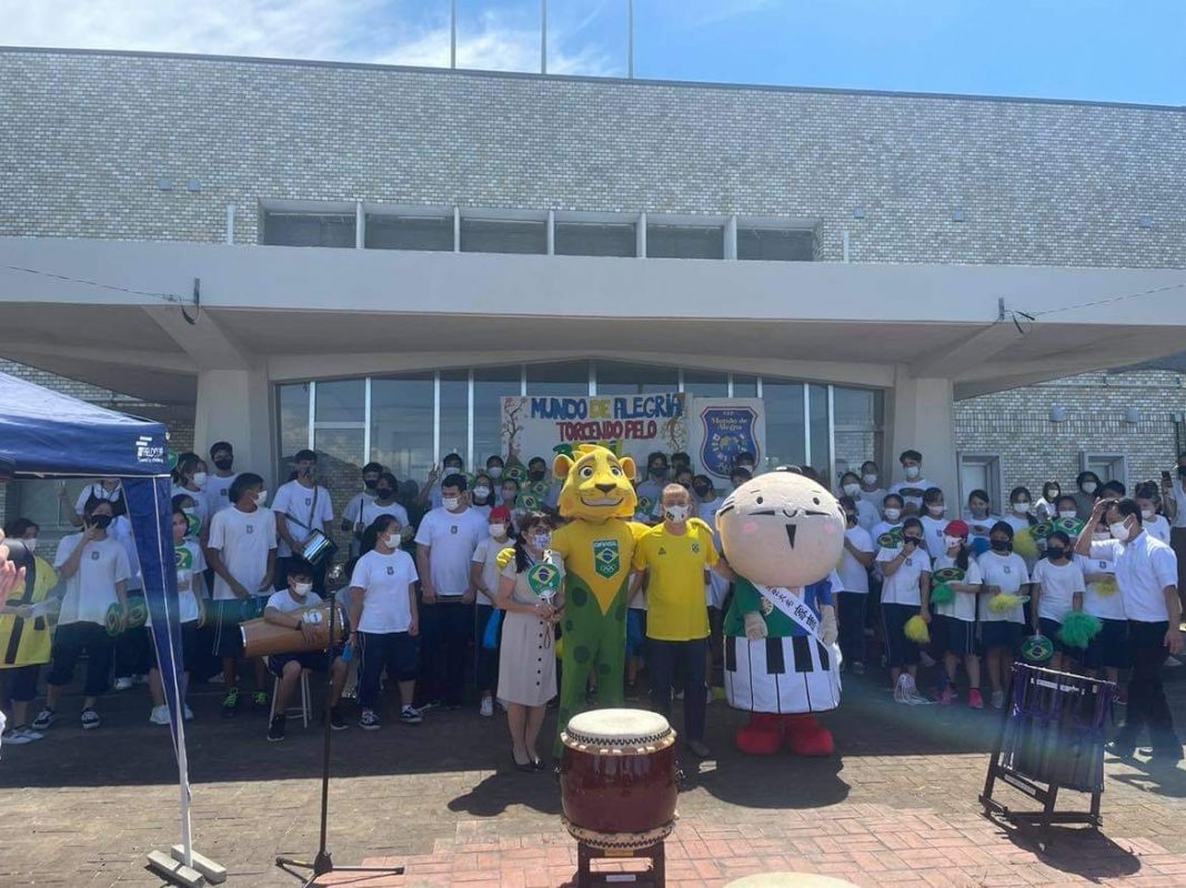 Escola brasileira no Japão recebe o mascote Ginga e reforça a torcida pelo Brasil nessas Olimpíadas Escola brasileira no Japão recebe o mascote Ginga e reforça a torcida pelo Brasil nessas Olimpíadas