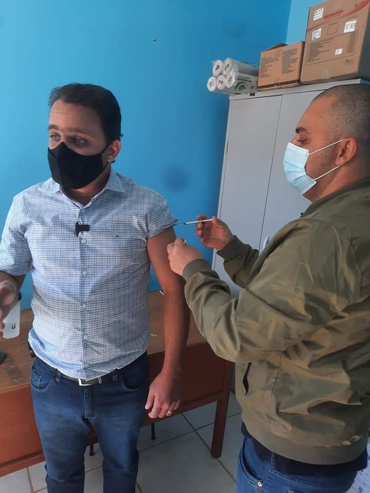 Prefeito de Cristalina se vacina contra a covid-19