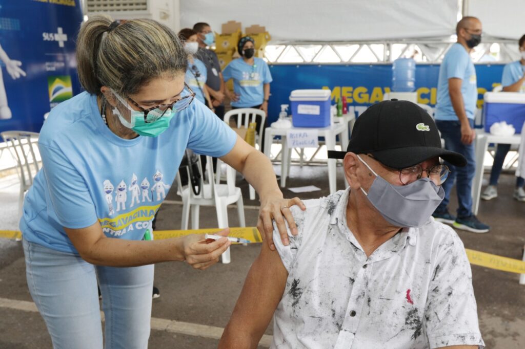 Dia D aplica 11.881 doses de vacina contra a covid-19