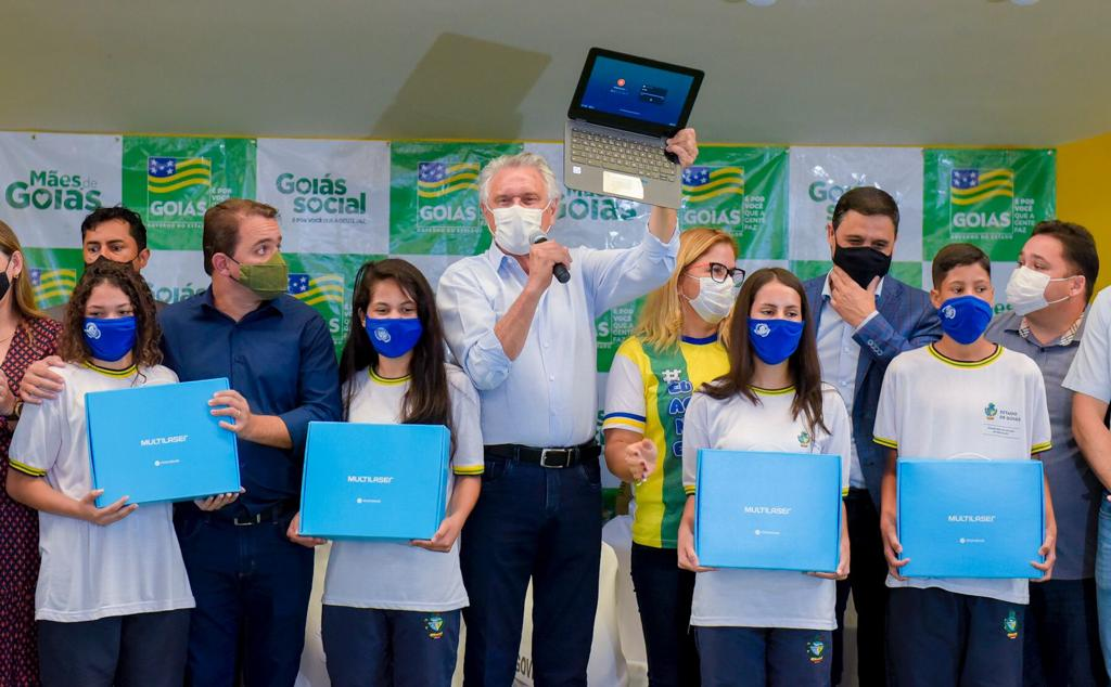 “Quando é aplicado corretamente, o dinheiro se multiplica”, diz Caiado, em Cristalina, onde entrega mais de 1,3 mil cartões do Mães de Goiás e 779 Chromebooks a estudantes “Quando é aplicado corretamente, o dinheiro se multiplica”, diz Caiado, em Cristalina, onde entrega mais de 1,3 mil cartões do Mães de Goiás e 779 Chromebooks a estudantes