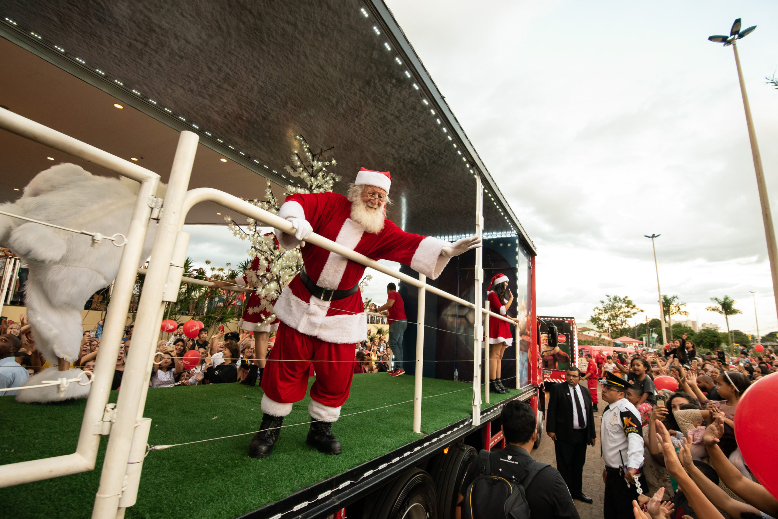 Caravana de Natal da Coca-Cola ilumina o JK Shopping