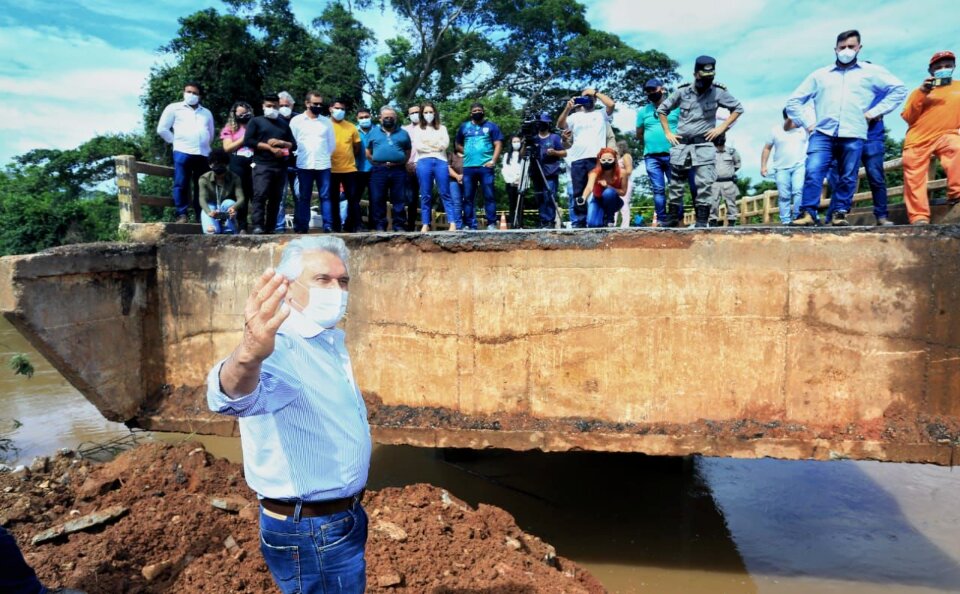 Caiado vistoria obra de ponte que liga Santa Tereza de Goiás a Formoso