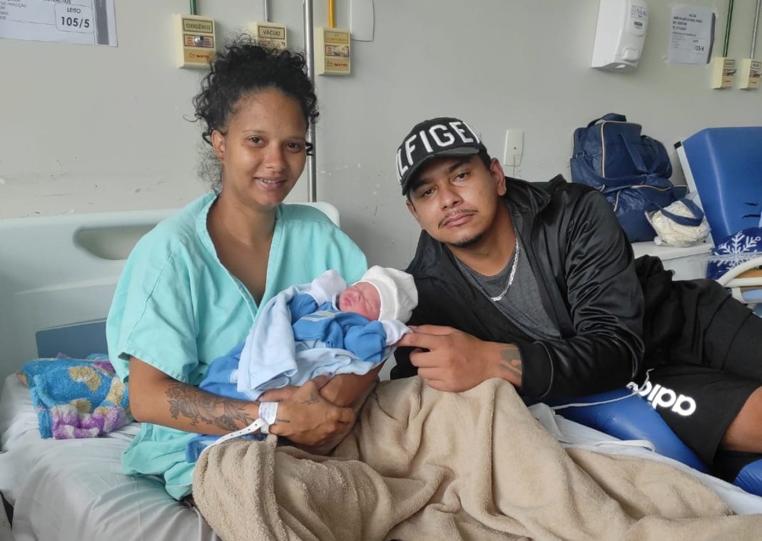 Primeiro bebê de 2022 nasceu às 0h01, em Sobradinho