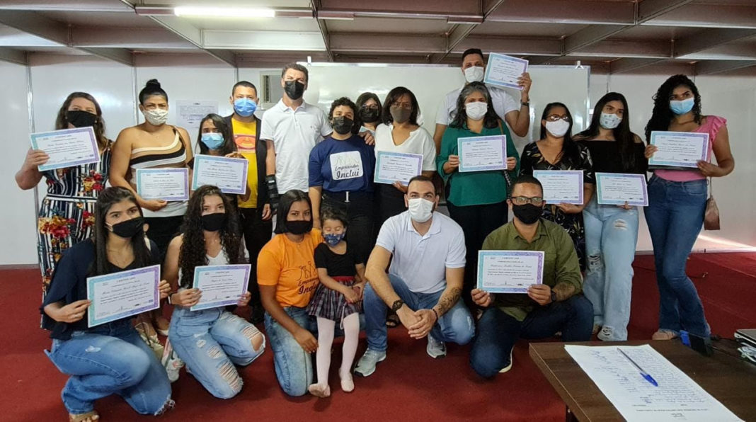 Moradores de Brazlândia recebem certificado do curso de Empreendedorismo Digital