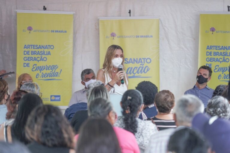 Setur reúne artesãos em Brazlândia para mais uma entrega Setur reúne artesãos em Brazlândia para mais uma entrega