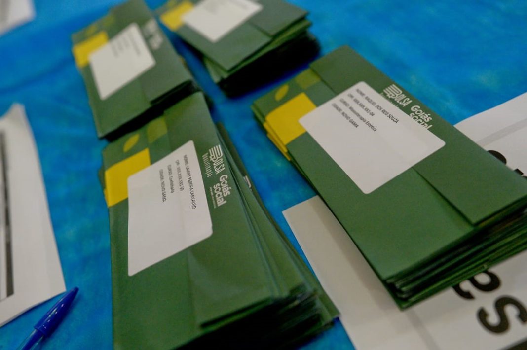 Moradores de Novo Gama recebem certificados e benefícios