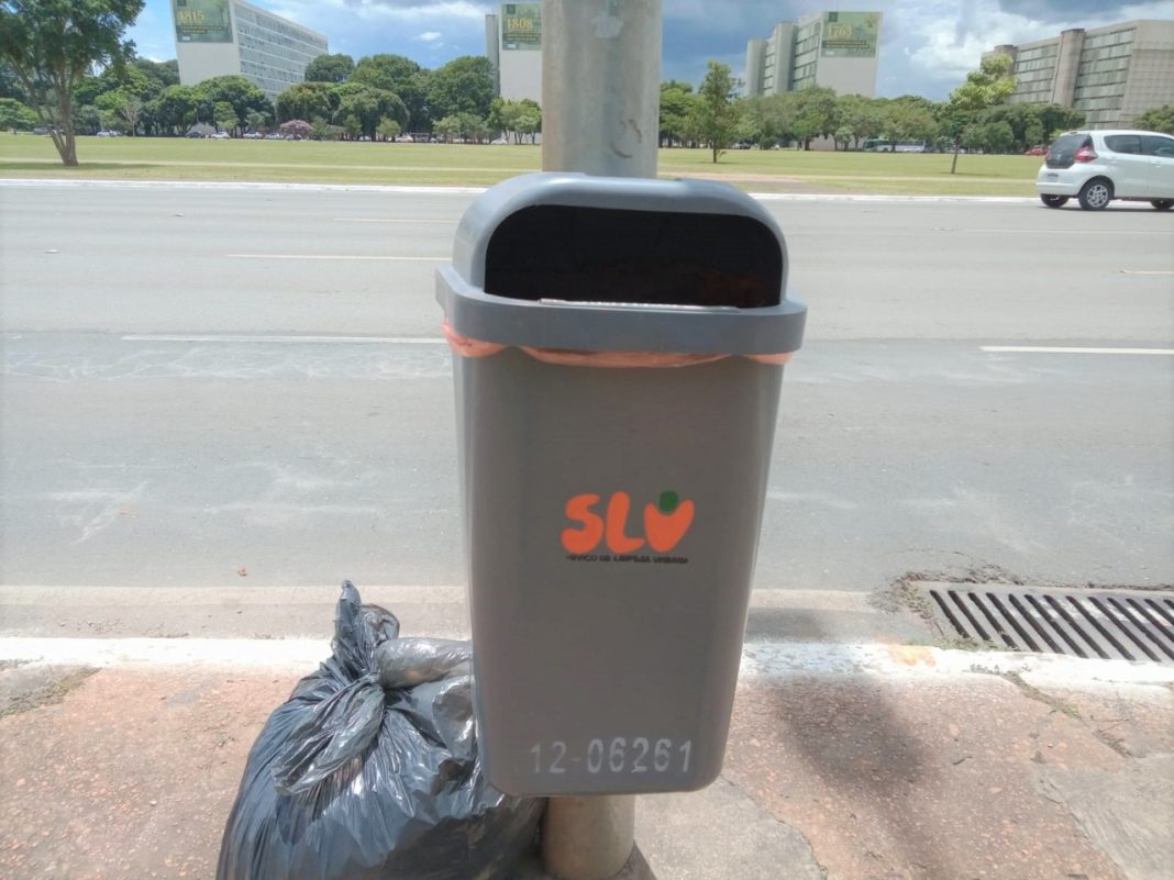 Papeleiras do SLU não são para descarte de resíduos domiciliares