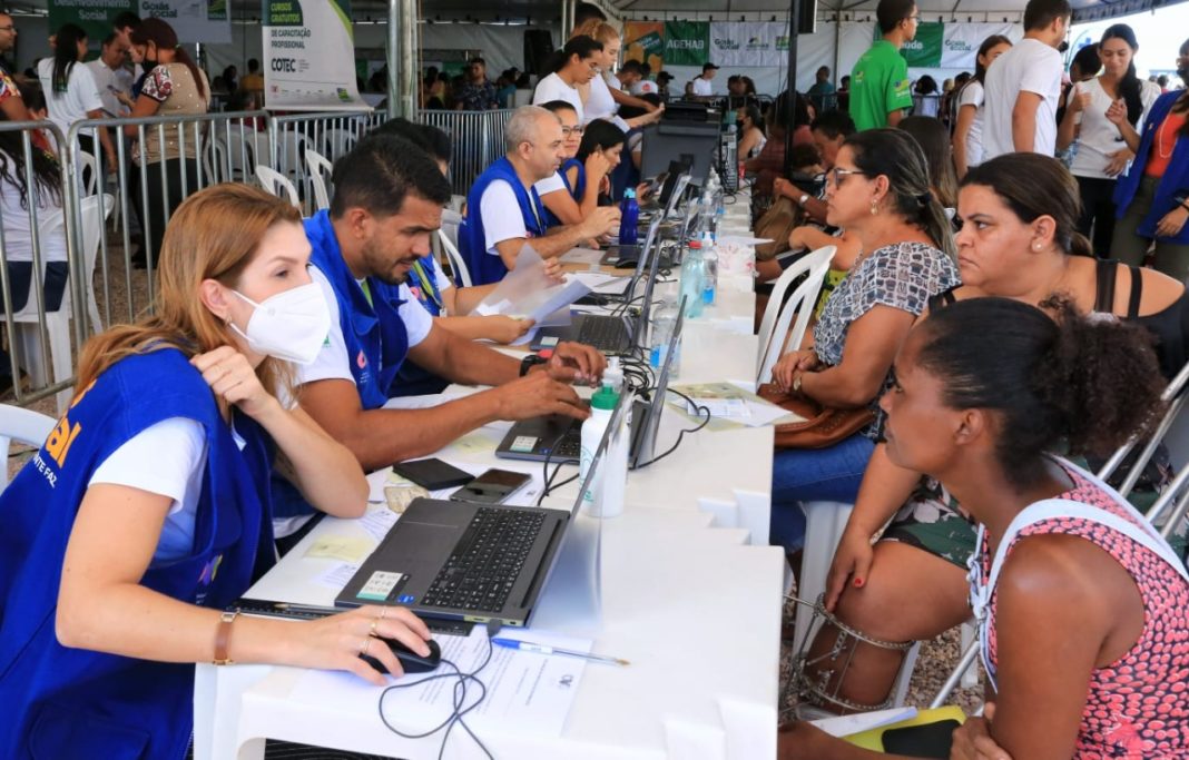 Caravana do Goiás Social atende moradores de Uruaçu Caravana do Goiás Social atende moradores de Uruaçu