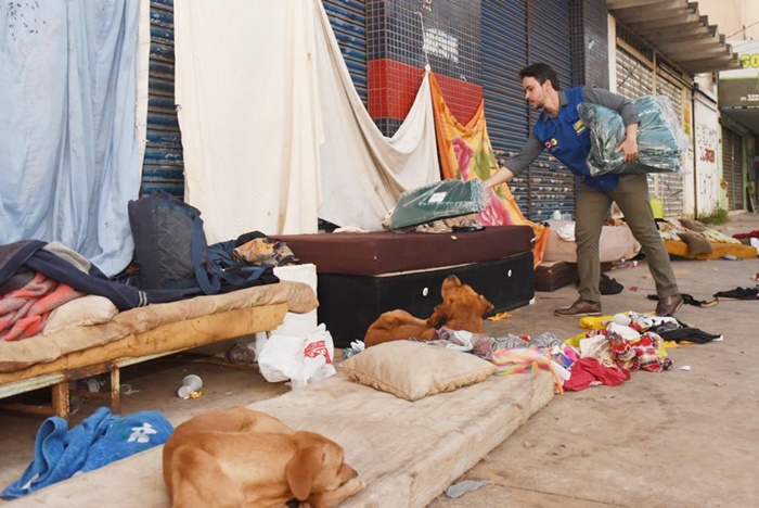 Governo de Goiás e OVG distribuem cobertores a pessoas em situação de rua em Goiânia Governo de Goiás e OVG distribuem cobertores a pessoas em situação de rua em Goiânia