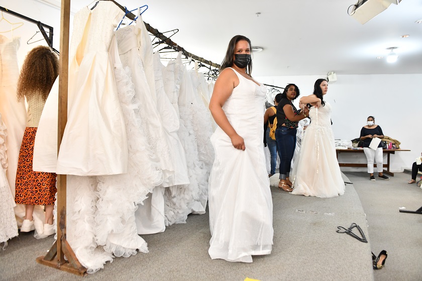 Noivas escolhem vestidos para próxima edição do Casamento Comunitário