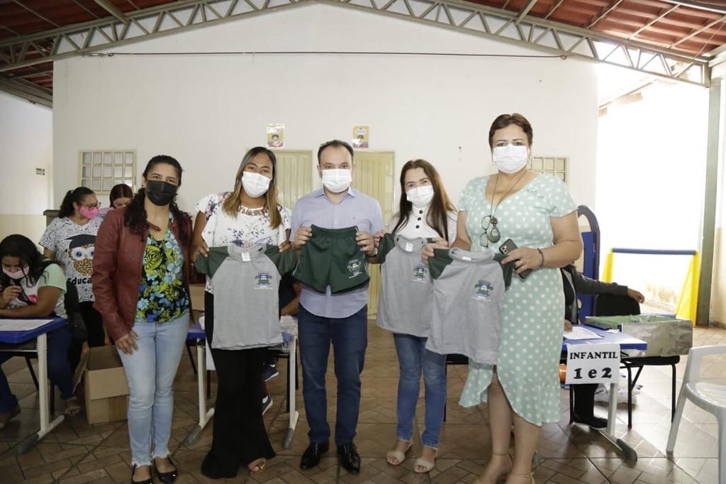 Governo municipal segue contemplando mais estudantes da rede pública com uniformes