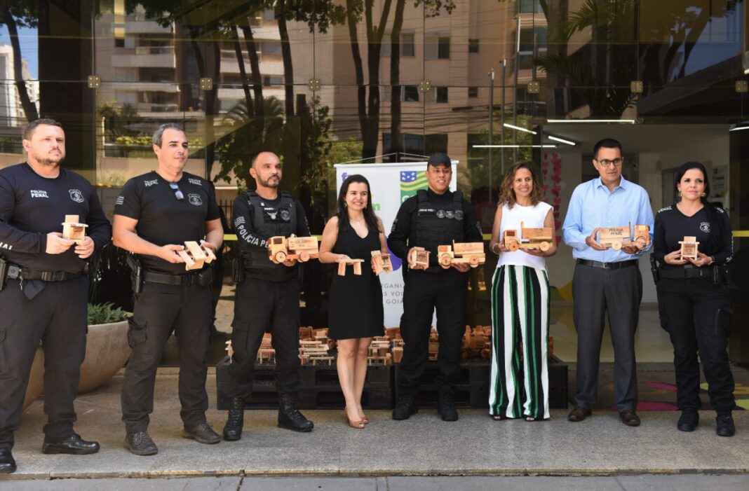 OVG recebe doação de 800 brinquedos confeccionados por detentos OVG recebe doação de 800 brinquedos confeccionados por detentos