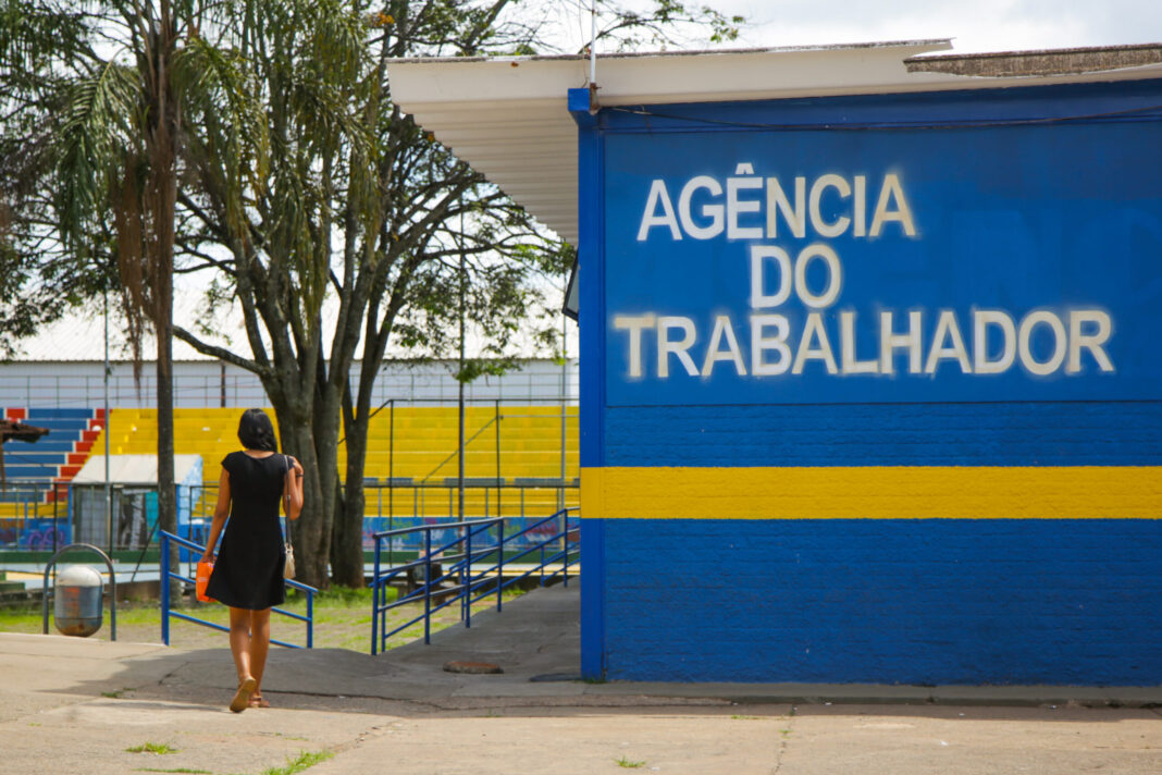 Vinte e sete vagas para carpinteiros com salários de até R$ 2.103 Vinte e sete vagas para carpinteiros com salários de até R$ 2.103