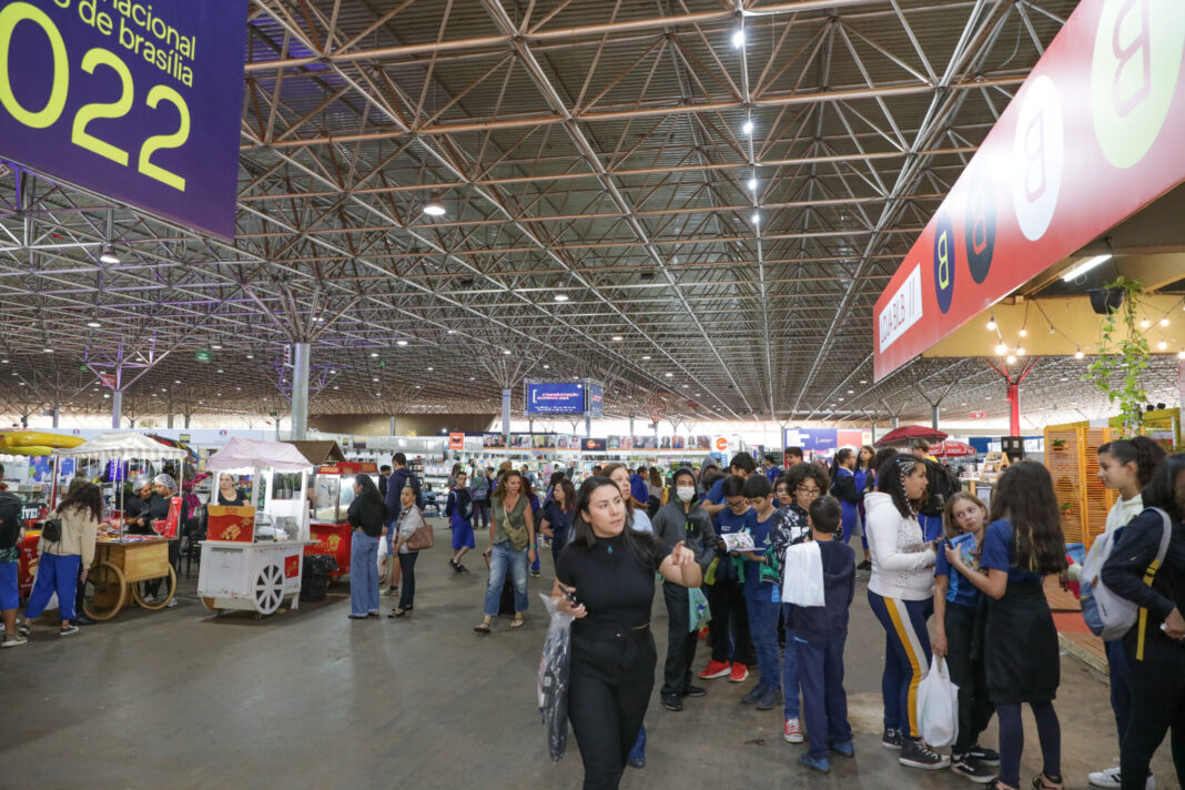 Escolas recebem R$ 1 milhão para compras na Bienal do Livro Escolas recebem R$ 1 milhão para compras na Bienal do Livro