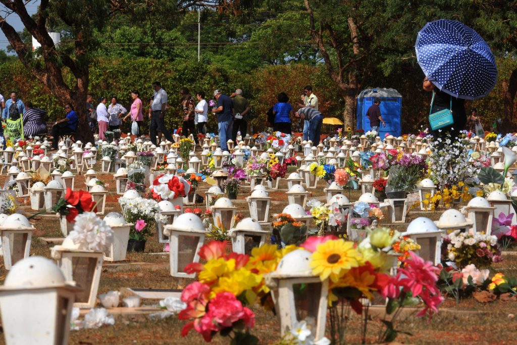Cemitérios vão oferecer atendimento psicológico e social no Dia de Finados Cemitérios vão oferecer atendimento psicológico e social no Dia de Finados