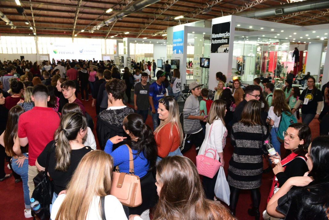 Estudante do Distrito Federal participa da Mostratec, a maior feira de ciência e tecnologia da América Latina Estudante do Distrito Federal participa da Mostratec, a maior feira de ciência e tecnologia da América Latina
