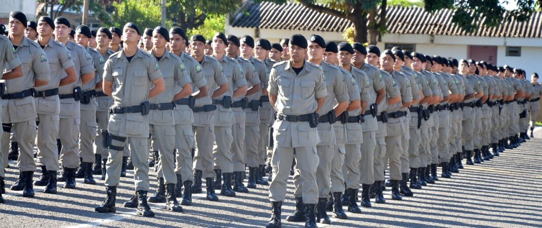 Caiado entrega equipamentos e armamentos à PM Caiado entrega equipamentos e armamentos à PM