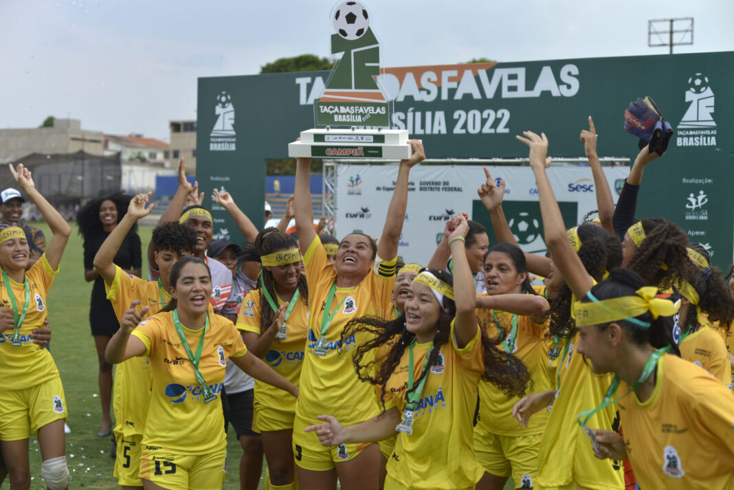 Seleções do DF seguem para a disputa da Taça das Favelas em SP Seleções do DF seguem para a disputa da Taça das Favelas em SP