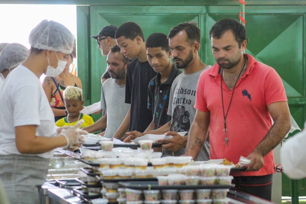 Ceia de ano-novo levou mais de 45 mil pessoas aos restaurantes comunitários Ceia de ano-novo levou mais de 45 mil pessoas aos restaurantes comunitários