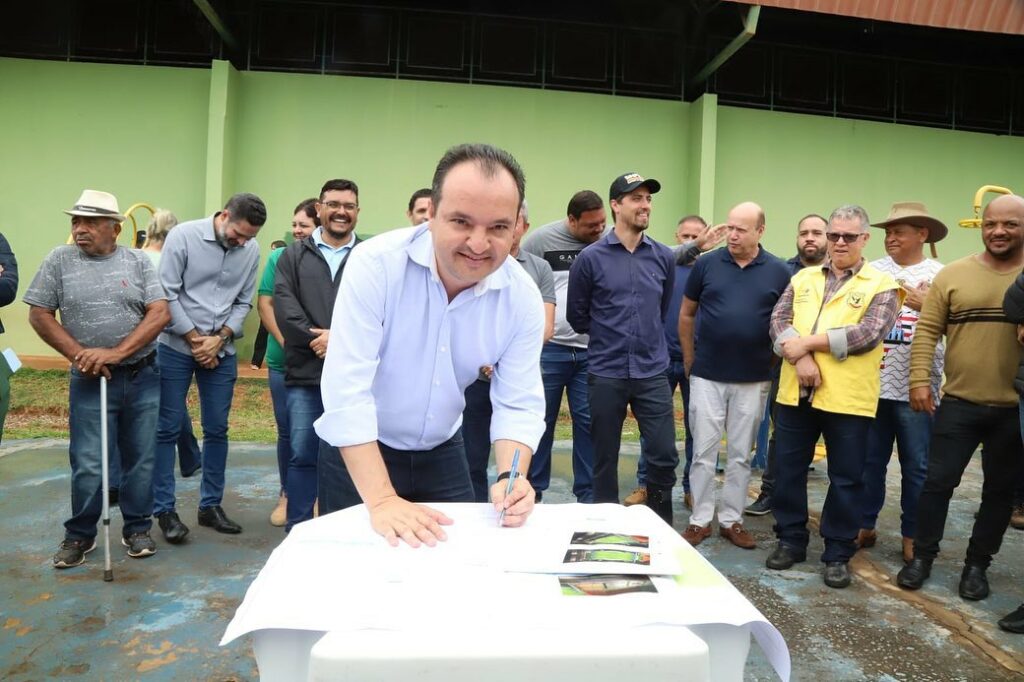 Prefeito Pábio Mossoró assina ordem de serviço para construção de campo de futebol com gramado sintético