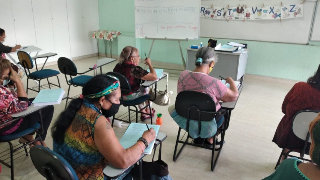 Projeto de alfabetização realiza sonhos e devolve autoestima para estudantes