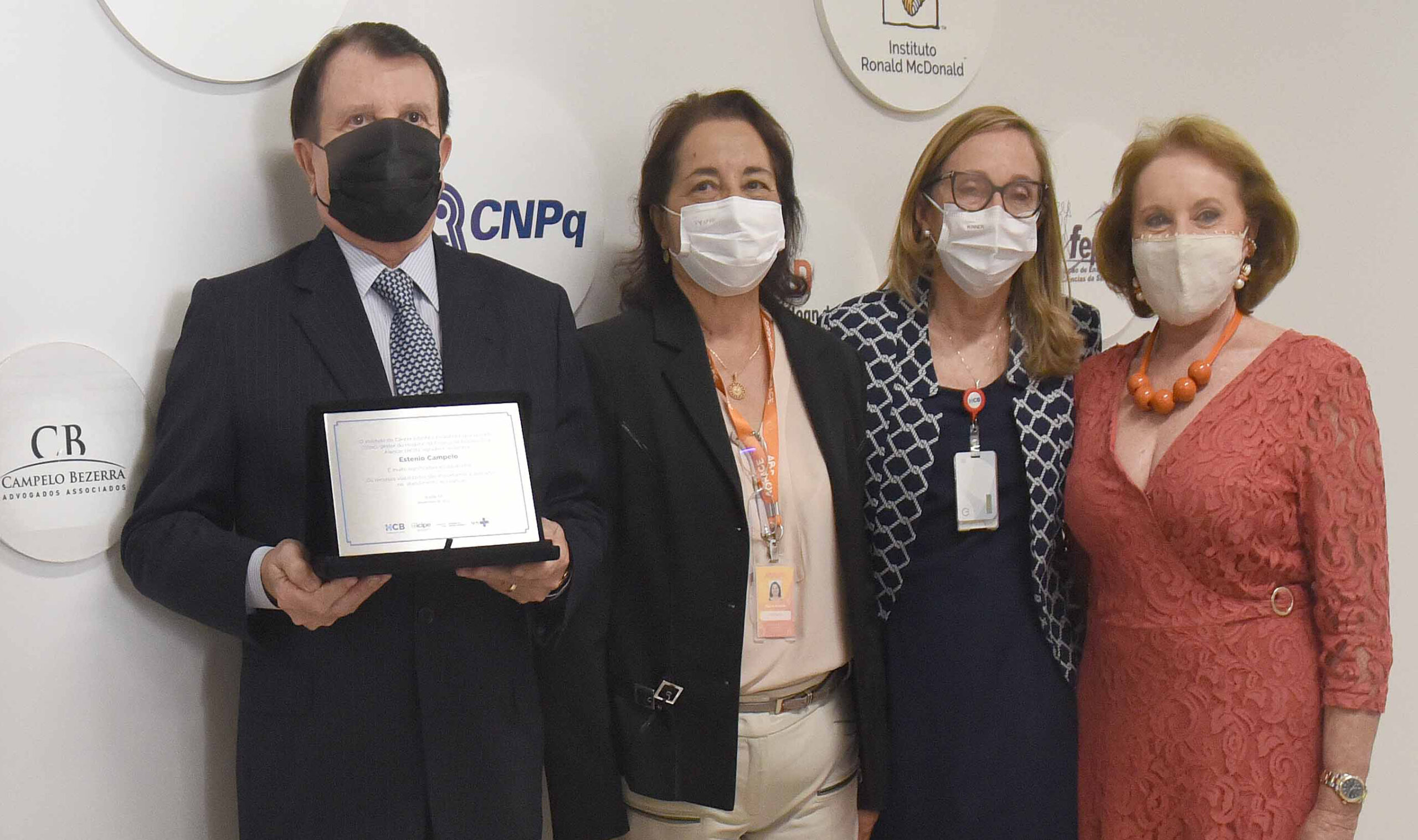 Advogado Estenio Campelo recebe homenagem do hospital da criança