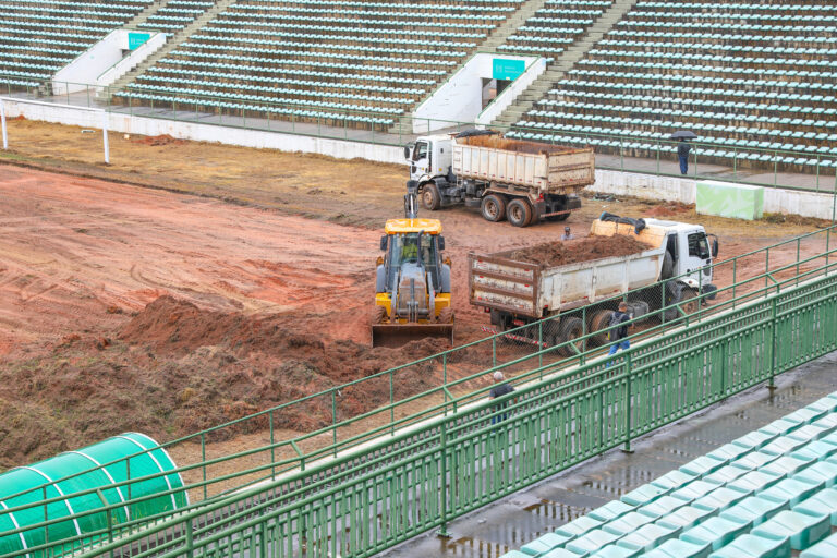 Gramado do Estádio Bezerrão, no Gama, está sendo reformado Gramado do Estádio Bezerrão, no Gama, está sendo reformado
