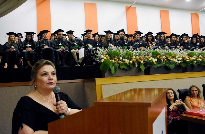 Oitenta novos médicos se formaram na noite desta quinta-feira (8)