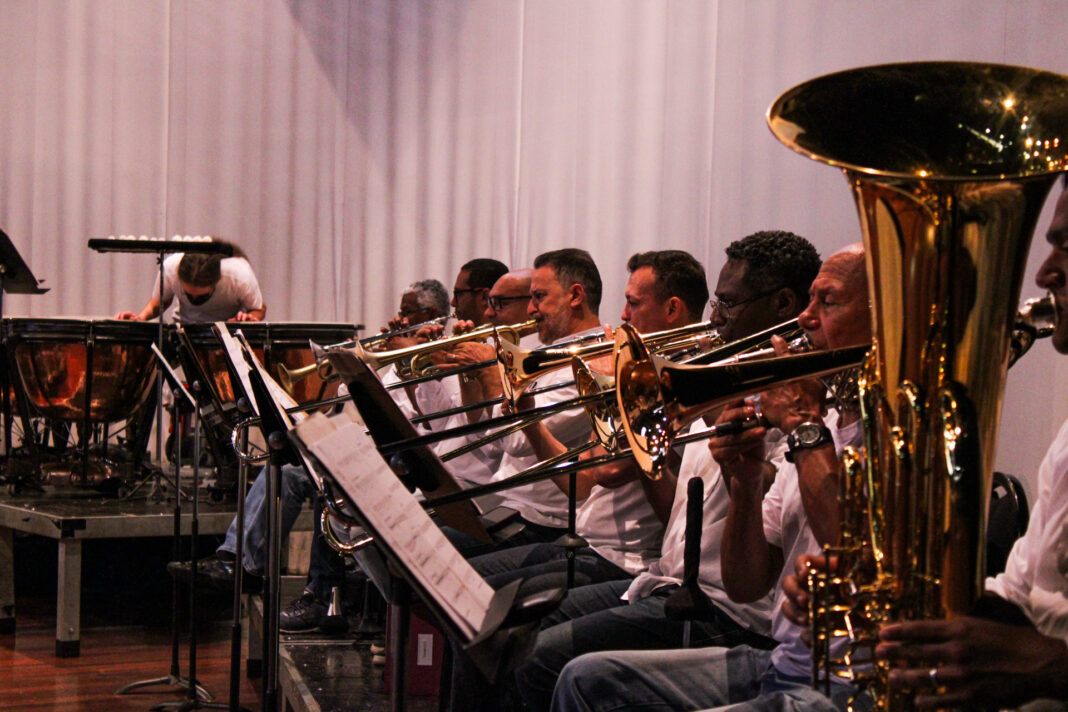 Orquestra encerra temporada de 2022 com clássicos de Natal e do cinema